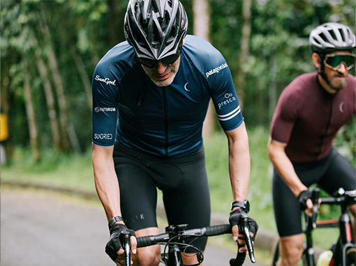 Ciclistas atravezando un bosque